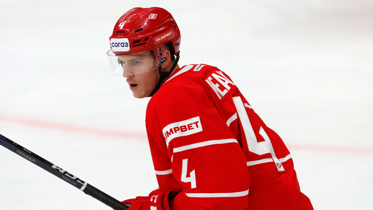 Игрок ХК Спартак Кин